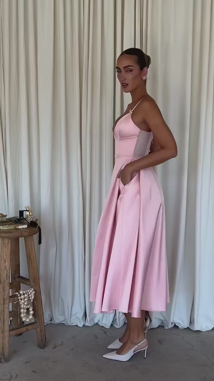 Vestido midi sexy con tirantes finos de satén Patricia